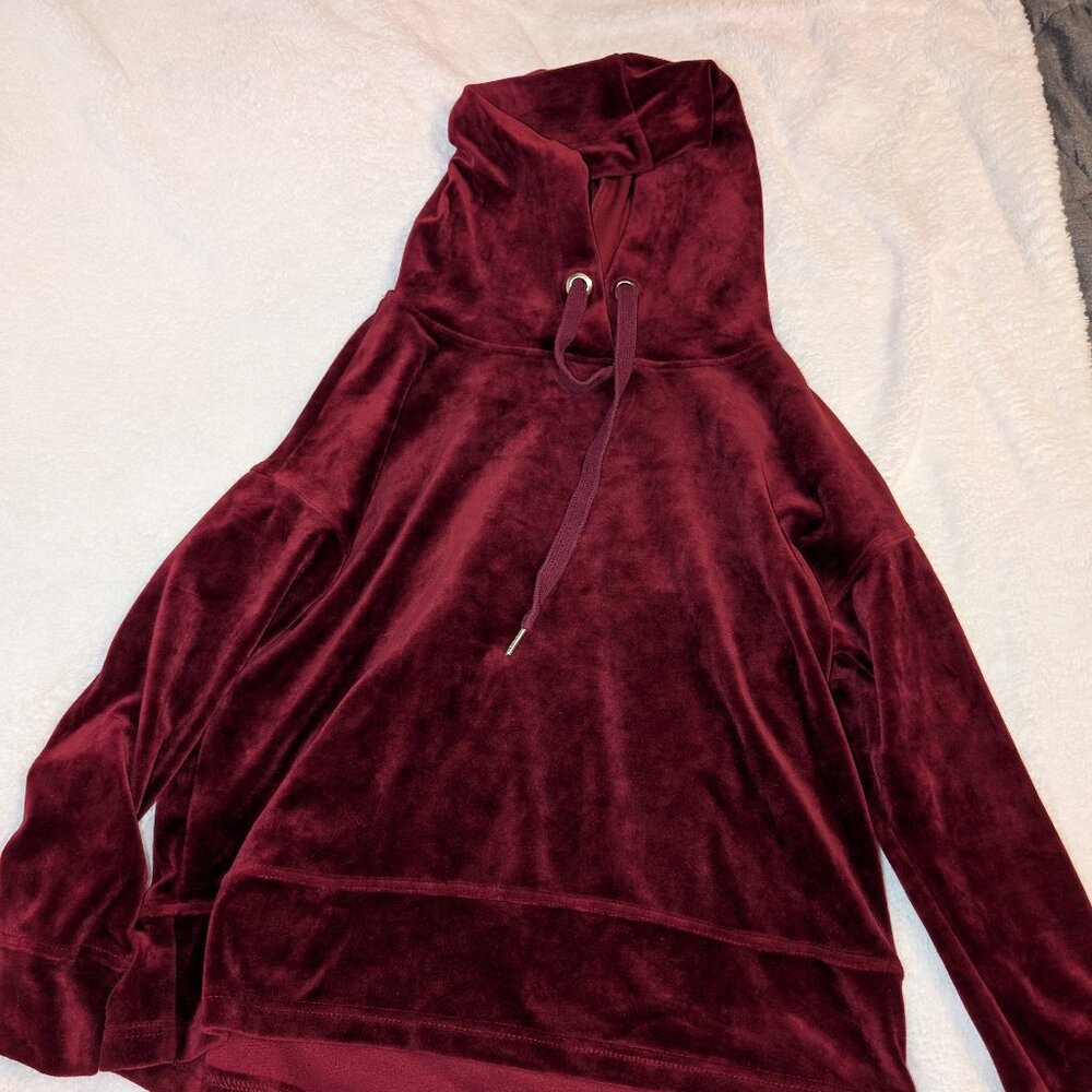 Harlowe & Graham Maroon Velvet Hooded Long-Sleeve Shirt
